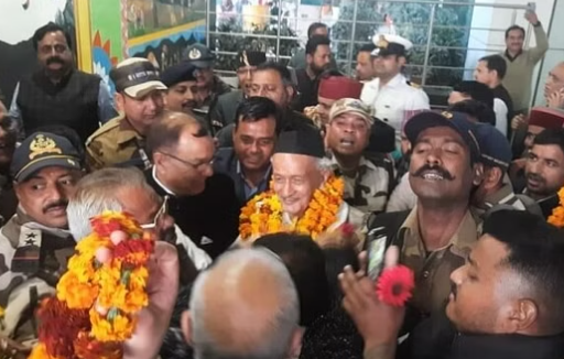 कोश्यारी: राज्यपाल के पद से इस्तीफा देने के बाद दून पहुंचे कोश्यारी, बीजेपी कार्यकर्ताओं ने किया स्वागत