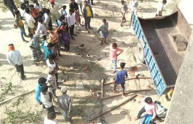 उत्तरप्रदेश / शाहजहांपुर- बड़ा हादसा: गर्रा नदी के पुल से गिरी ट्रैक्टर-ट्रॉली 13 लोगों की मौत,महिलाएं, बच्चे समेत कई लोग थे सवार।