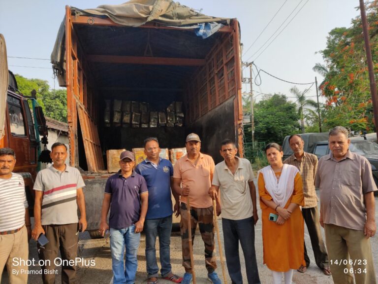 हल्द्वानी- अवैध लीसे के 200 कनस्तर पकड़े, चालक हुआ फरार।