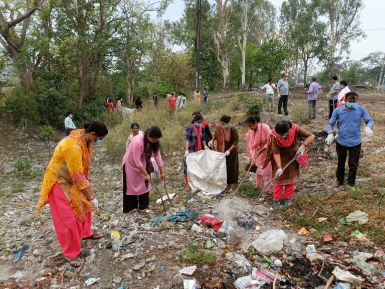 हल्दूचौड़:-  गन्ना सेंटर में चलाया गया स्वच्छता अभियान.