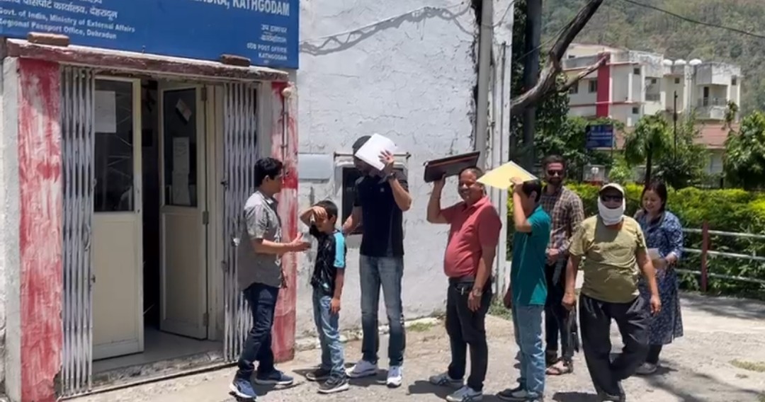 <strong>हल्द्वानी: पासपोर्ट कार्यालय में न पीने का पानी न बैठने की जगह, जनता परेशान</strong>