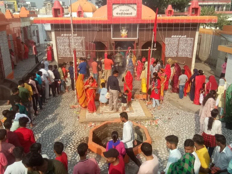 अयोध्या- शारदीय नवरात्रि में राम जन्मभूमि सहित देवी मंदिर में भक्तो की भीड़।