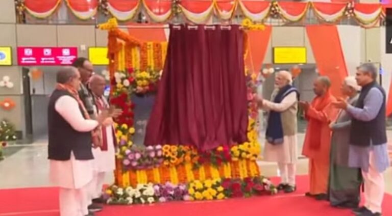 Prime Minister Visit in अयोध्या:- प्रधानमंत्री मोदी पहुंचे अयोध्या,स्टेशन का उद्घाटन कर पीएम ने अमृत भारत और वंदे भारत को दिखाई हरी झंडी