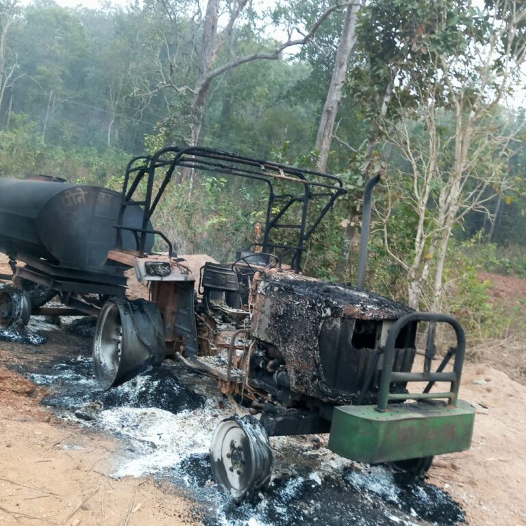 ब्रेकिंग- नारायणपुर: नक्सलियों ने की आगजनी, कई मशीनों में लगाई आग ।