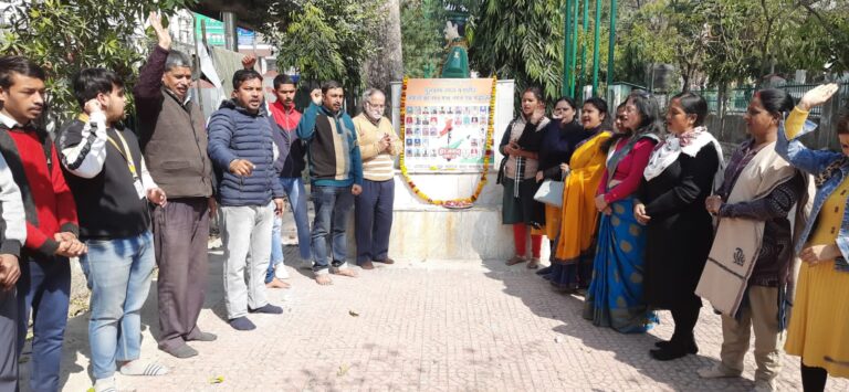 Haldwani:- एक समाज श्रेष्ठ समाज संस्था ने 14 फरवरी   2019 को पुलवामा में आतंकी हमले में शहीद हुए जवानों की पाँचवी पुण्यतिथि पर पुष्पांजलि अर्पित की।