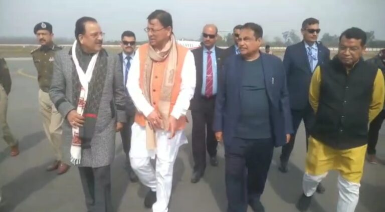 ब्रेकिंग- पन्तनगर :- केंद्रीय मंत्री नितिन गडकरी पहुँचे पन्तनगर एयरपोर्ट,सीएम धामी ने किया गडकरी का स्वागत