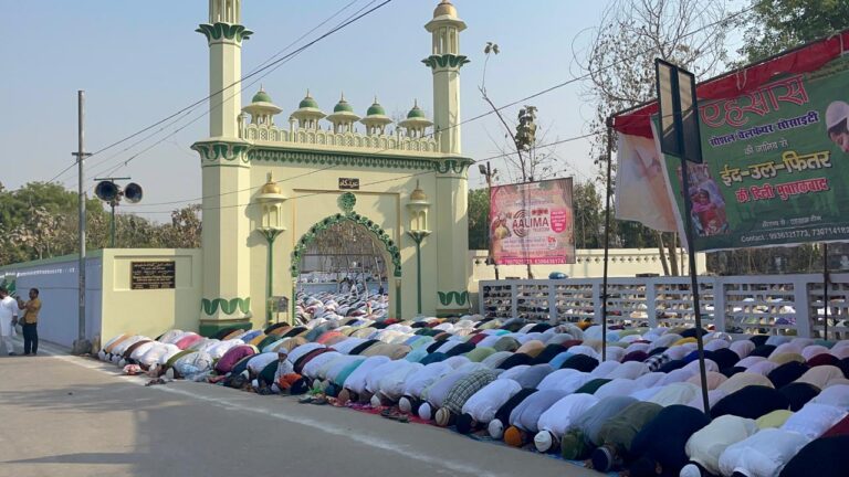 शाहजहांपुर: 30 रोजों  के बाद आई खुशियों भरी ईद लोगों ने अदा की नमाज,  मुल्क में अमनो अमान की दुआ