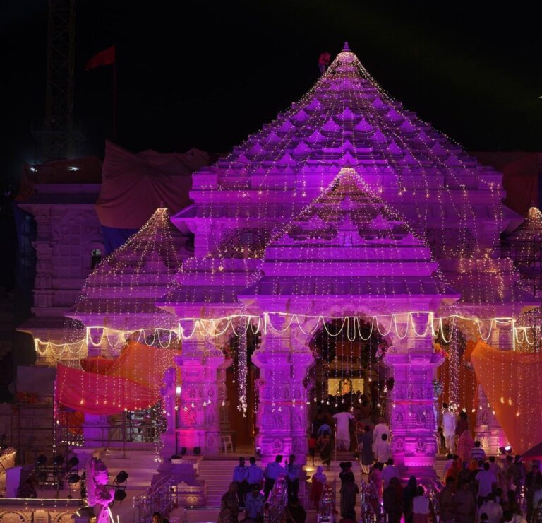 अयोध्या:  500 वर्षों के लंबे इंतजार के बाद पहली बार प्रभु श्रीराम के जन्म स्थान रामनगरी में अपने भव्य महल में राम नवमी होगी,फूलों और रंग-बिरंगी रोशनी से जगमगाया राम मंदिर