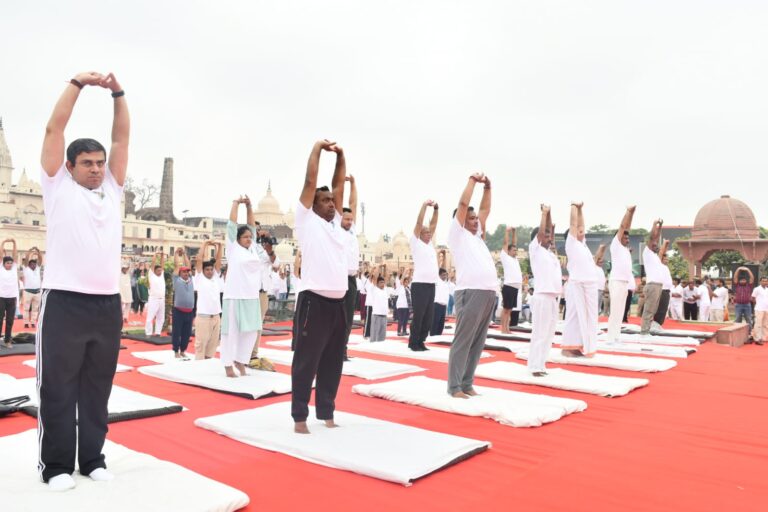 ब्रेकिंग- अयोध्या: अंतर्राष्ट्रीय योग दिवस पर राम की पैड़ी पर आयोजित हुआ बृहद योग का कार्यक्रम।