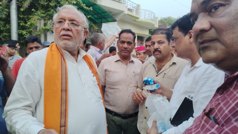 Shahjahanpur: State Finance and Parliamentary Affairs Minister distributes relief materials