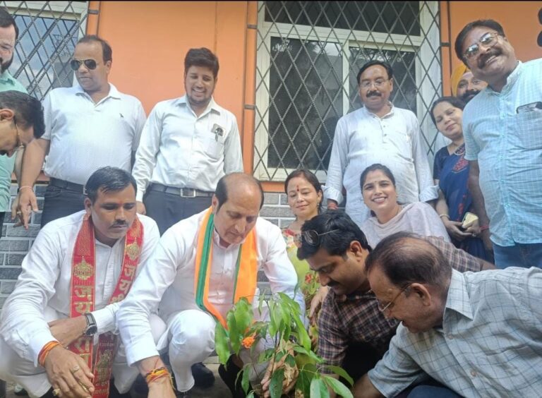 Shahjahanpur: Prime Minister Narendra Modi campaign “Ek Ped Maa Ke Naam”, a large scale tree plantation program was organized under the banner of social organization 