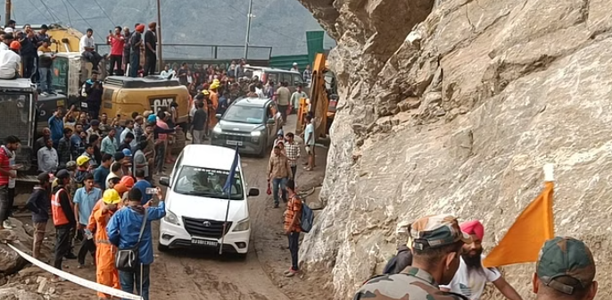 बदरीनाथ हाईवे: कई घंटो बाद खुला बदरीनाथ हाईवे,घंटो से फंसे यात्रियों ने ली राहत की सांस, बदरी विशाल का नाम लेकर हुए रवाना |