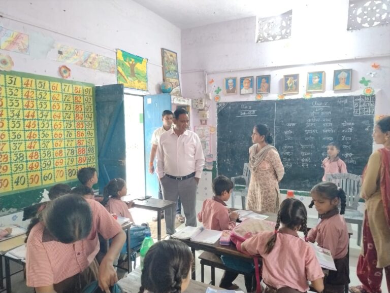 Shahjahanpur -DM Conducts Surprise Inspection at School