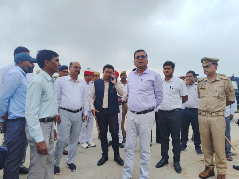 Shahjahanpur:- District Magistrate Visits Flood-Affected Areas..