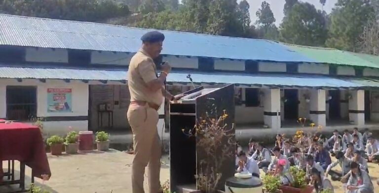 पौडी- पुलिस ने राजकीय इंटर कॉलेज कुलानीखाल में नौनिहालों के साथ आयोजित की कानूनी पाठशाला