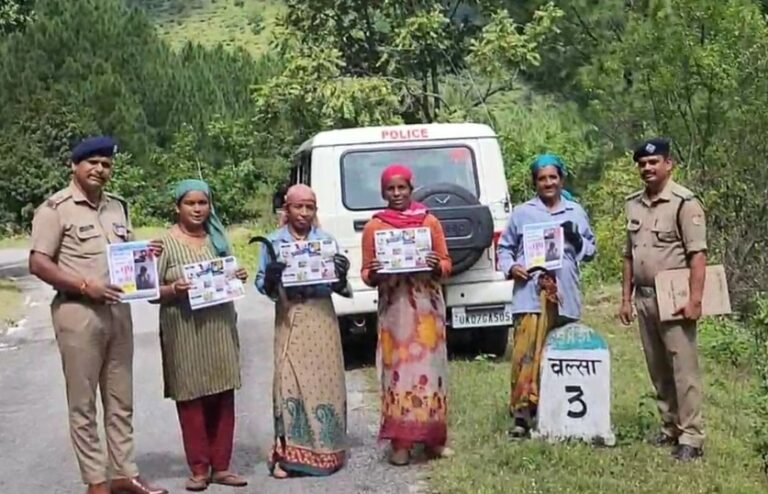 पौड़ी- महिला अपराधों और साइबर सुरक्षा के लिए महिला मंगल दल के साथ ग्रामीण महिलाओं को किया जा रहा जागरूक