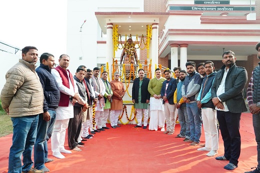 जिला पंचायत परिसर में पूर्व प्रधानमंत्री श्रद्धेय पंडित अटल बिहारी बाजपेयी जी की प्रतिमा पर माल्यार्पण कर किया गया नमन
