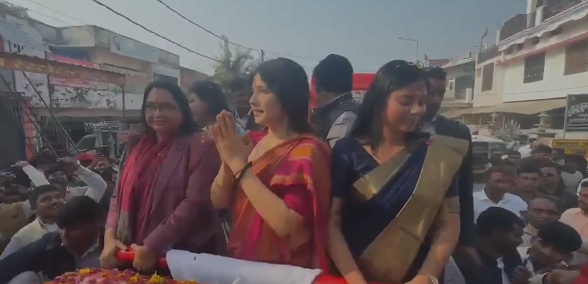 अयोध्या: सपा की स्टार प्रचारक सांसद डिंपल यादव को देखने उमड़ी भारी भीड़, मिल्कीपुर उपचुनाव में सपा प्रत्याशी के समर्थन में रोड शो करने पहुंची थी सांसद डिंपल यादव।