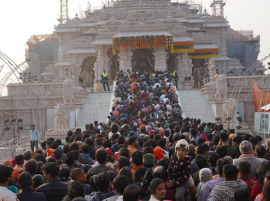 अयोध्या: छुट्टी का रंग- प्राण प्रतिष्ठा की पहली वर्षगांठ पर उमड़ी भक्तों की भारी भीड़