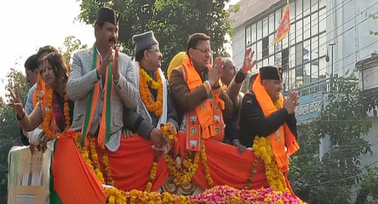 हल्द्वानी- सीएम धामी के रोड शो में सड़क पर उमड़ी भीड़ दिखा जोश,भाजपा प्रत्याशी के लिए मांगा समर्थन