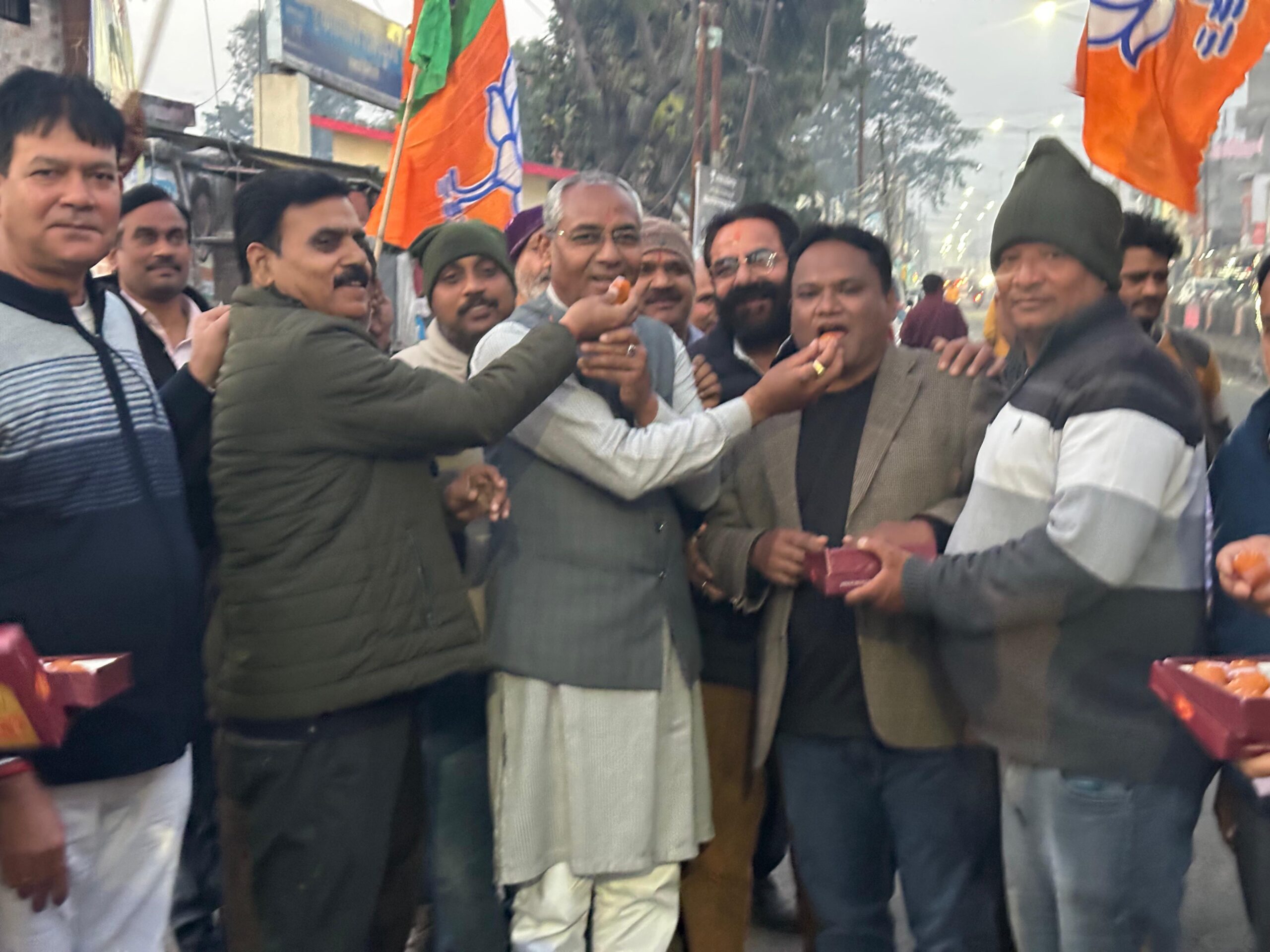 भाजपा कार्यकर्ताओं ने किया दिल्ली में प्रचंड जीत मिष्ठान वितरण ।