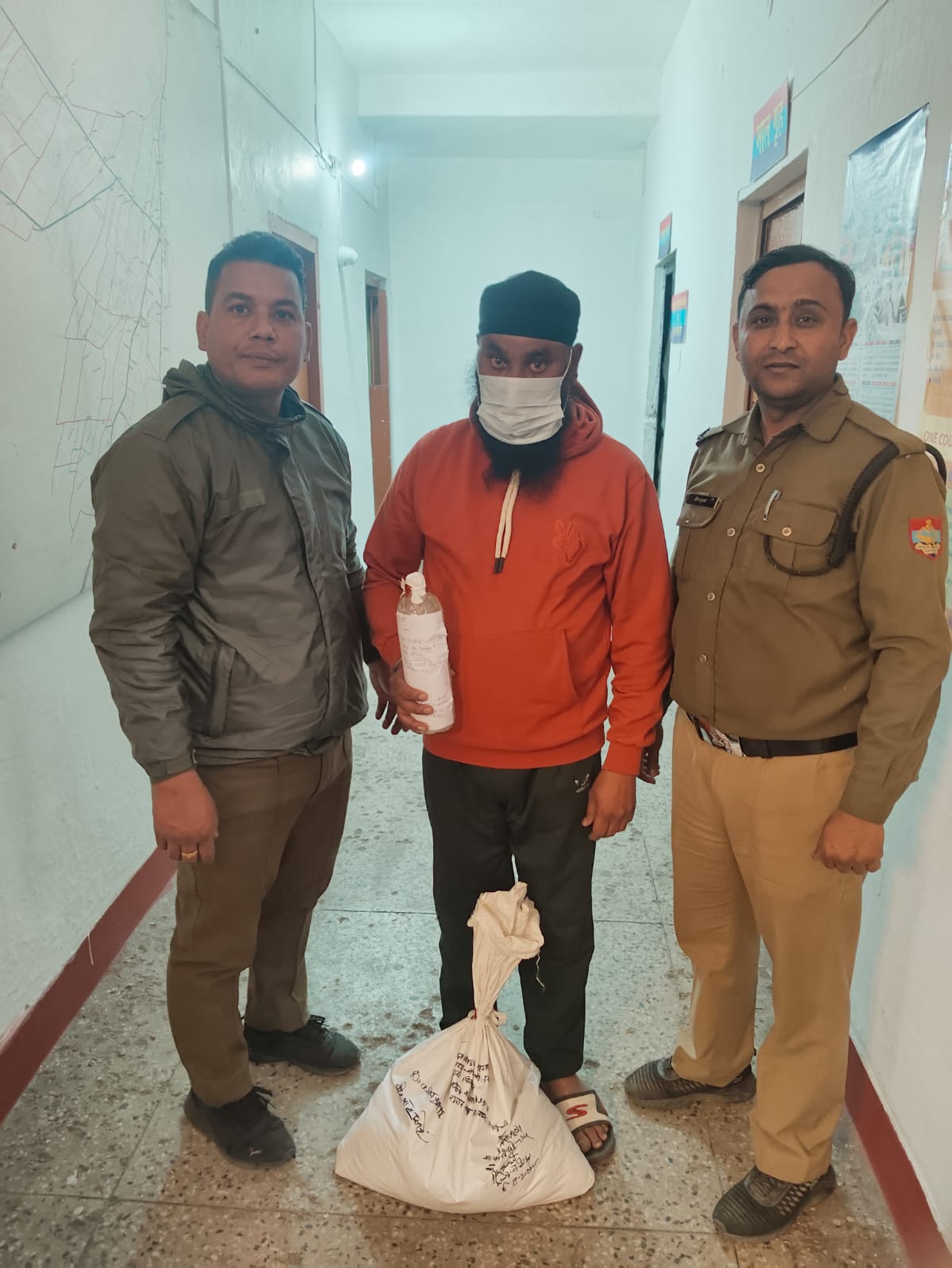 हल्द्वानी:- पुलिस का नशे पर वार लगातार,अवैध कच्ची शराब के साथ तस्कर बिल्लू को किया गिरफ्तार।