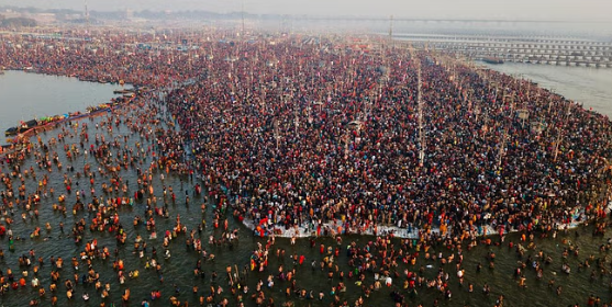 2025 महाकुंभ अलविदा: कुछ पल जो दुनिया के लिए यादगार बन गए, संतों-सितारों, राजनेताओं-उद्योगपतियों के अद्भुत समागम का साक्षी बना ये संगम का किनारा।
