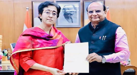 दिल्ली- दिल्ली की मुख्यमंत्री आतिशी ने सीएम पद से दिया इस्तीफा, जीतने वाले भाजपा उम्मीदवारों का राजनिवास में पहुंचना शुरू