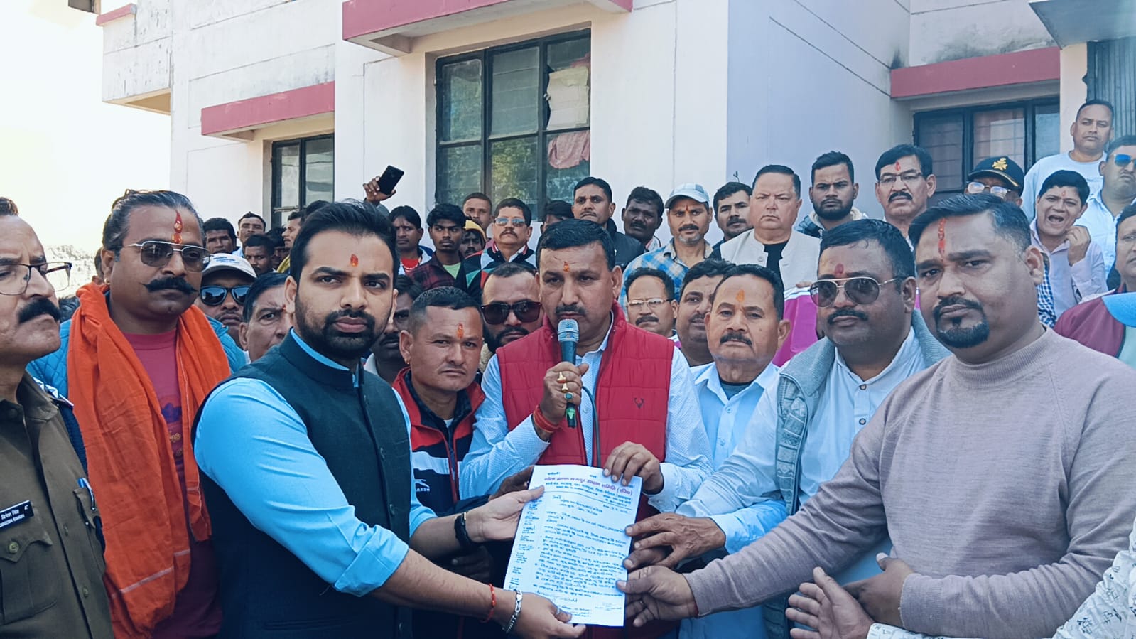 लालकुआँ:- आरपार की लड़ाई “गौला नदी के श्रमिक और खनन कार्य से जुड़े हजारों  लोगों ने किया धरना प्रदर्शन, शहर में निकाला जुलूस”एसडीएम को सौपा ज्ञापन।