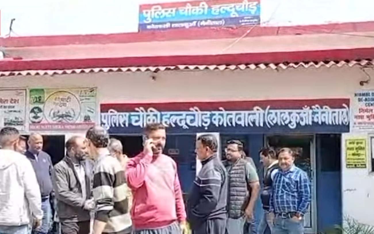 हल्दूचौड़ / मोतीनगर:- ट्रक चालक से हाथापाई होने पर पुलिस ने खनन कारोबारी साथी को लिया हिरासत में, खनन कारोबारियों ने घेरी हल्दूचौड़ चौकी
