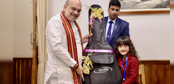 एस्तेर लालदुहावमी हनमते: गृह मंत्री शाह ने 7 वर्षीय गायक को उपहार में दिया गिटार, बोले- भारत के प्रति प्रेम हम सभी को जोड़ता है