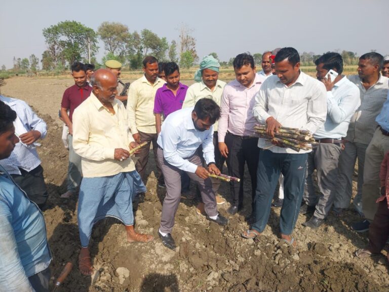 ADM helped farmer in the scorching sun seeing his appearance, farmer was also stunned.