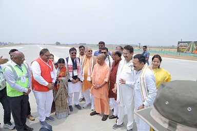शाहजहांपुर: गंगा एक्सप्रेस-वे पर बनी हवाई पट्टी पर उतरेंगे लड़ाकू विमान, निरीक्षण करने पहुंची मुख्यमंत्री योगी 