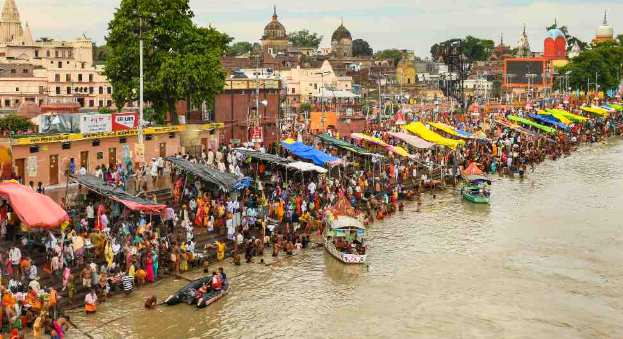 अयोध्या- मां सरयू के तट पर विराजमान जन्मोत्सव मनाया गया। 