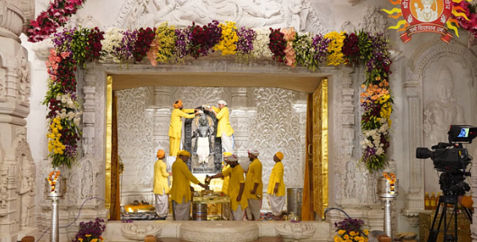 अयोध्या:- राम नगरी में मची रामलला जन्मोत्सव की धूम इस मौके पर लाखों लोग बने सूर्य तिलक के गवाह