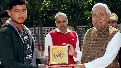 वैभव सूर्यवंशी: नीतीश सरकार देगी वैभव सूर्यवंशी को 10 लाख रुपये,सीएम बोले- भारत का नाम रोशन करें