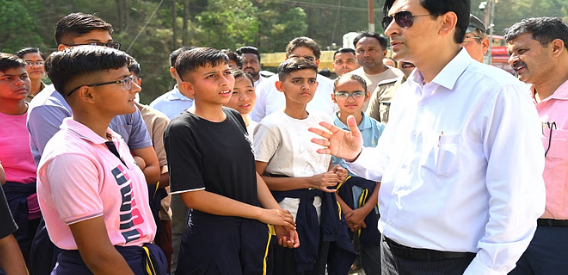 नैनीताल- कमिश्नर रावत ने शटल सेवा का लिया जायजा, हेलिपैड स्थल का किया निरीक्षण