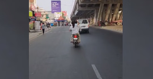 बाइक पर बैठी लड़की ने अपने ही साथी को 20 सेकंड में मारे 14 चप्पल,लड़का चुपचाप चलाता रहा गाड़ी
