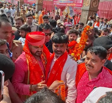 अयोध्या: जिला पंचायत अध्यक्ष के संयोजन में आयोजित भण्डारे में उमड़े श्रद्धालु