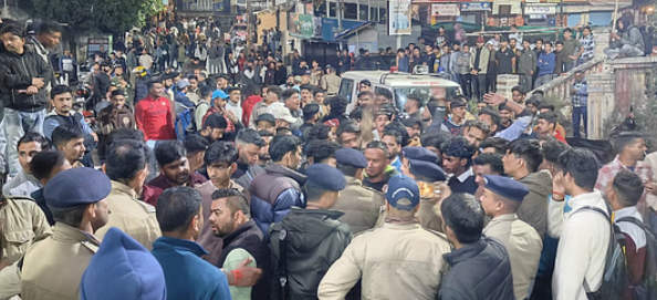 नैनीताल में बवाल: नाबालिग संग दुष्कर्म के बाद सांप्रदायिक तनाव, कई दुकानों में तोड़फोड़, मस्जिद पर भी पथराव, पुलिस ने किया लाठीचार्ज
