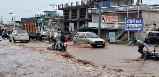 देहरादून Rainfall:- नाले में उफान से भानियावाला में बाढ़ जैसे हालात, हाईवे हुआ जलमग्न