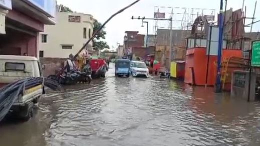 अयोध्या:- आधे घंटे की बारिश में जलमग्न हुई रामनगरी की गलियां, राम मंदिर के पीछे की सड़कें भी दिखी ऐसी 