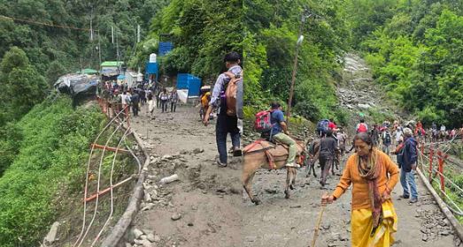 केदारनाथ यात्रा- पैदल मार्ग पर जंगलचट्टी के पास भारी भूस्खलन, चपेट में आए 5 लोग, खाई में गिरने से दो की मौत, 3 घायल