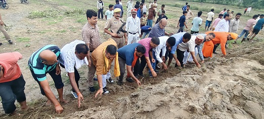शाहजहांपुर: भैंसी नदी पुनर्जीवन के लिए हो रही खोदाई, किसानों ने रुकवाई, ADM ने पहुंच कर शुरू कराई