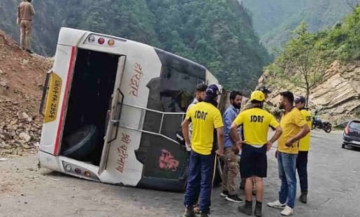 Accident: टिहरी- ऋषिकेश मार्ग पर बचेलीखाल में बस के हुए ब्रेक फेल,अनियंत्रित होकर सड़क पर पलटी