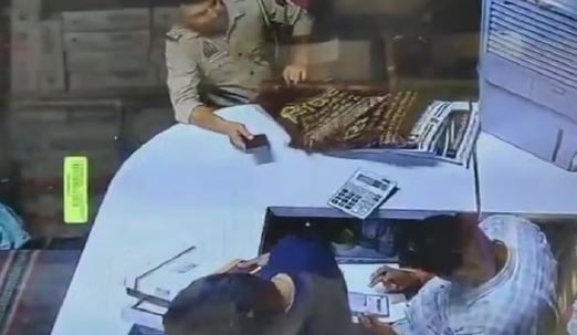 चोर दरोगा जी-: दरोगा का गारमेंट्स शॉप पर थैले चोरी करते वीडियो वायरल, एसएसपी ने किया लाइनहाजिर