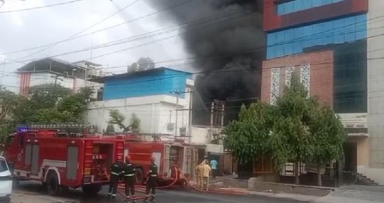 नोएडा- Fire: सेक्टर 2 पेंट बनाने वाली कंपनी में लगी आग, 30 दमकल गाड़ियों की मदद से आग पर पाया काबू