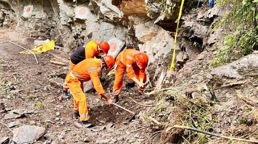 Landslide: उत्तरकाशी- शुरू हुआ यमुनोत्री पैदल मार्ग पर रेस्क्यू ऑपरेशन,कुछ और लोगों के दबे होने की है आंशकाv