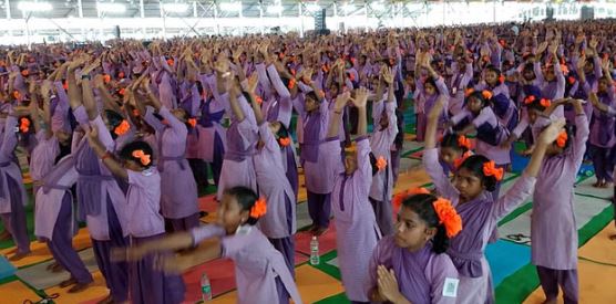 विशाखापत्तनम: 25 हजार से ज्यादा छात्रों ने 108 मिनट में 108 सूर्य नमस्कार कर बनाया विश्व रिकॉर्ड