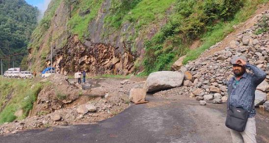 उत्तरकाशी: गंगोत्री हाईवे का भटवाडी में करीब 10 मीटर का हिस्सा भूस्खलन से धंसा, फंसे यात्रियों को निकाला गया